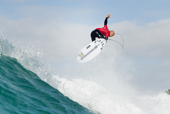 11-time World Champion Kelly Slater (USA) posted the day's highest two-wave heat total to sail through his Round 1 heat against Matt Wilkinson (AUS) and Glenn Hall (IRL). Image: WSL / Cestari