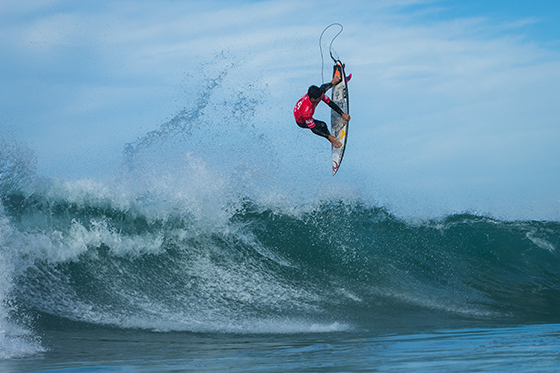 Gabriel Medina (BRA) flies into round 3 in Peniche. Image: WSL / Poullenot