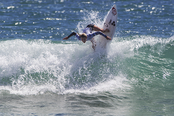 Nikki Van Dijk (AUS) defeated Jeep ratings leader Carissa Moore (HAW) and Chelsea Tuach (BRB) at the Vans US Open of Surfing today to earn a direct advance to Round 3. Image: WSL / Rowland