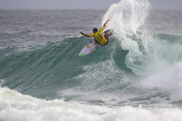 Adriano de Souza (BRA), reigning WSL Champion, opened action this morning by knocking out Quiksilver Trials winner Wade Carmichael (AUS) from competition. Image: WSL / Cestari 