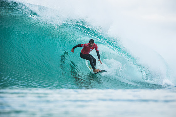 Gabriel Medina (BRA) navigated the Supertubos barrels on his way to a round 4 berth. Image: WSL / Poullenot